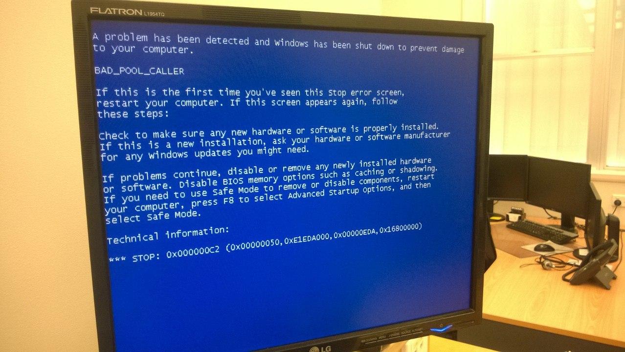 Ошибка ноутбука синий экран. Экран смерти Windows 10. Синий экран на компьютере. Синий экран на ПК. Синий экран Windows 10.